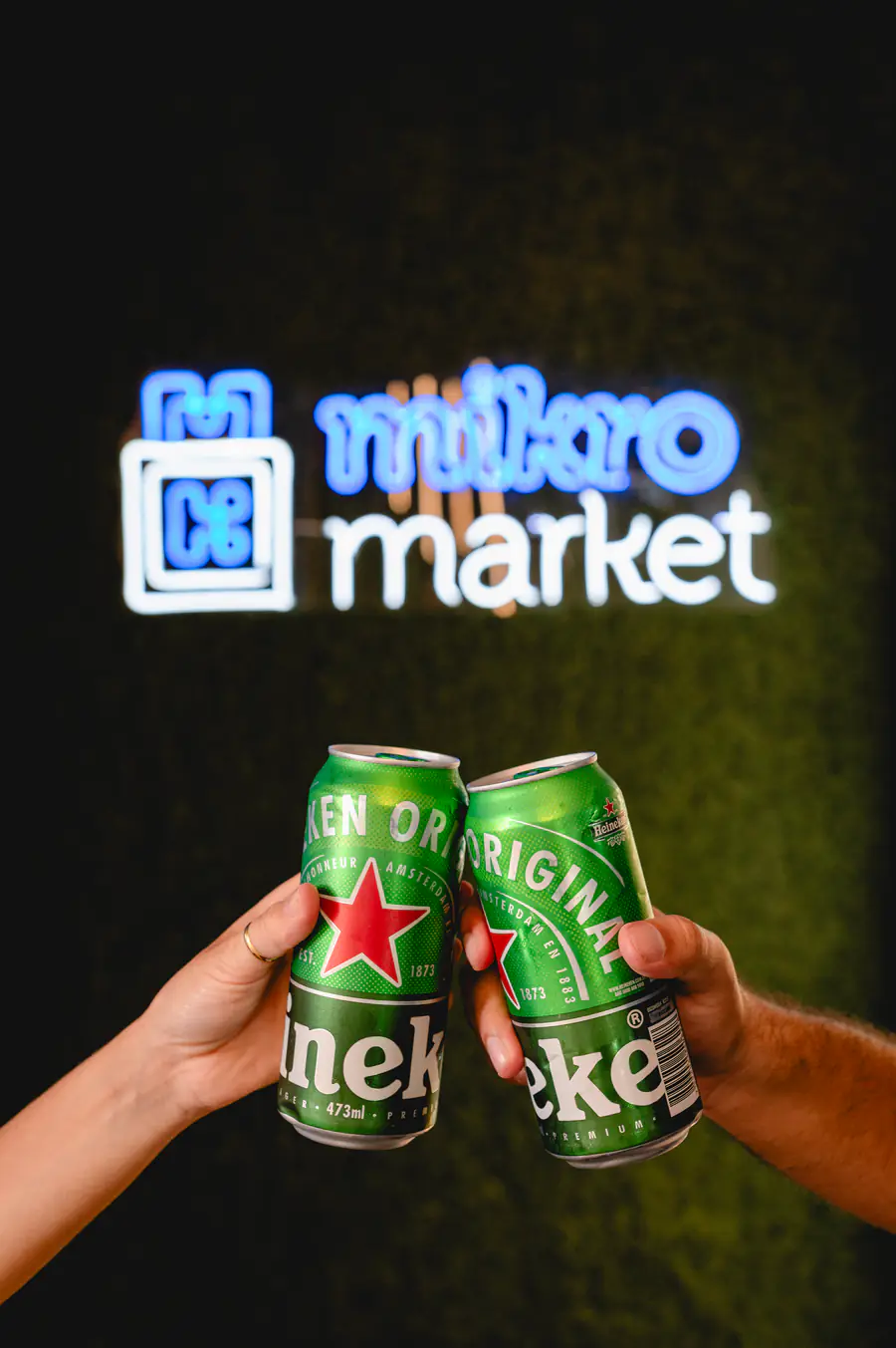Clientes brindando em frente a uma unidade Mikro Market